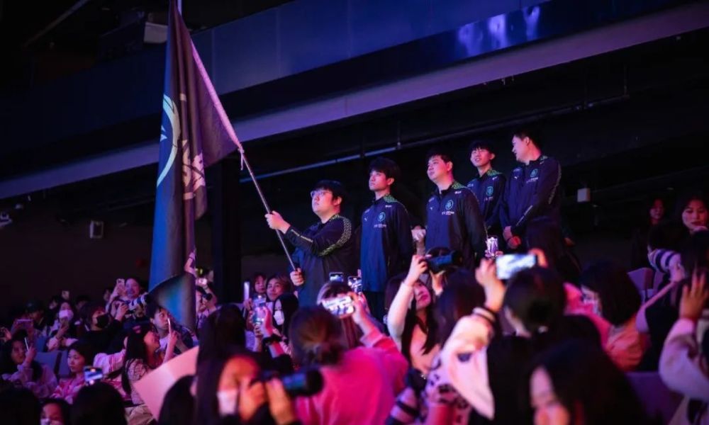 范戴克独自坐在安菲尔德球场上 静静地看着萨拉赫告别